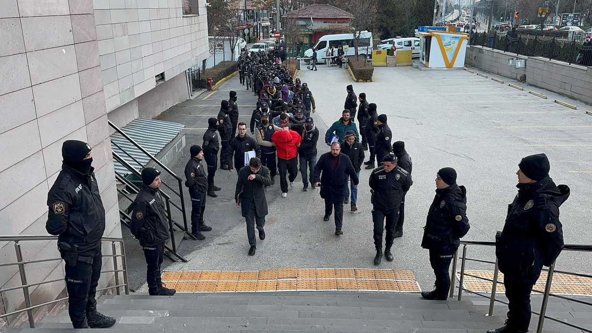 Eskişehir\'de Yasa Dışı Bahis Operasyonu: 24 Gözaltı