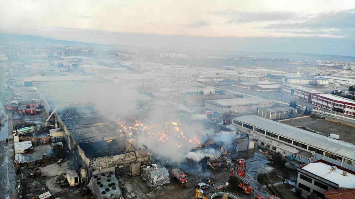 Afyonkarahisar\'da Fabrika Yangını Kontrol Altına Alındı