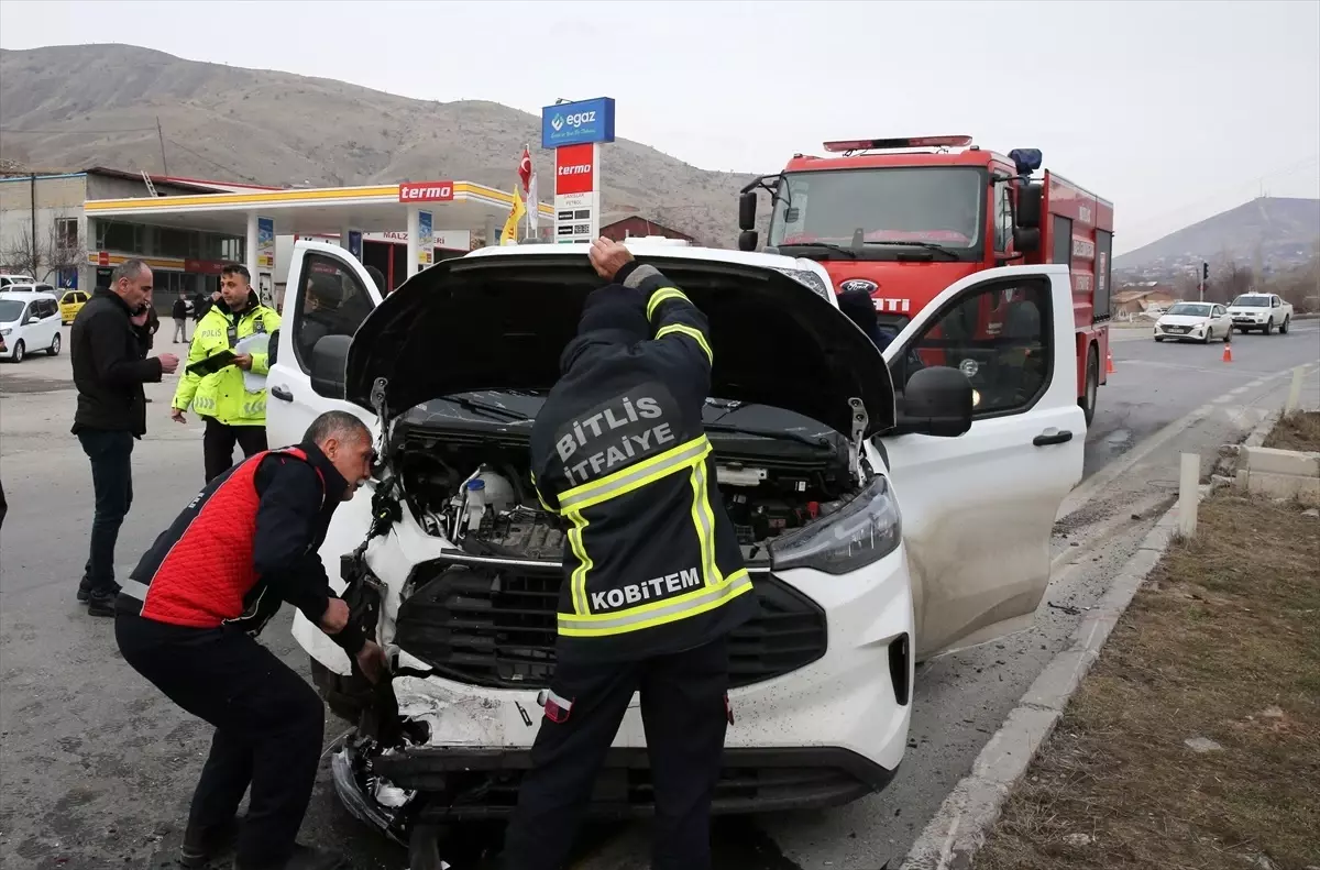 Bitlis\'te Para Nakil Aracıyla Çarpışma: 3 Yaralı