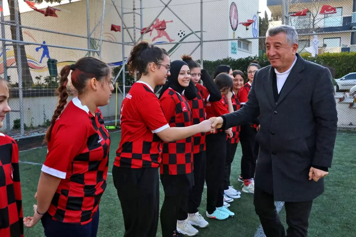 Güzelbahçe Kız Futbol Takımı İlk Antrenmanına Başladı