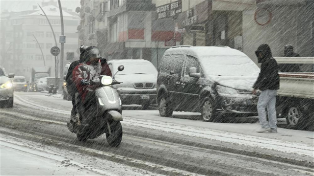 İstanbul'a çifte kar uyarısı! 4 ilçe beyaza büründü