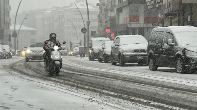 İstanbul'a çifte kar uyarısı! 4 ilçe beyaza büründü