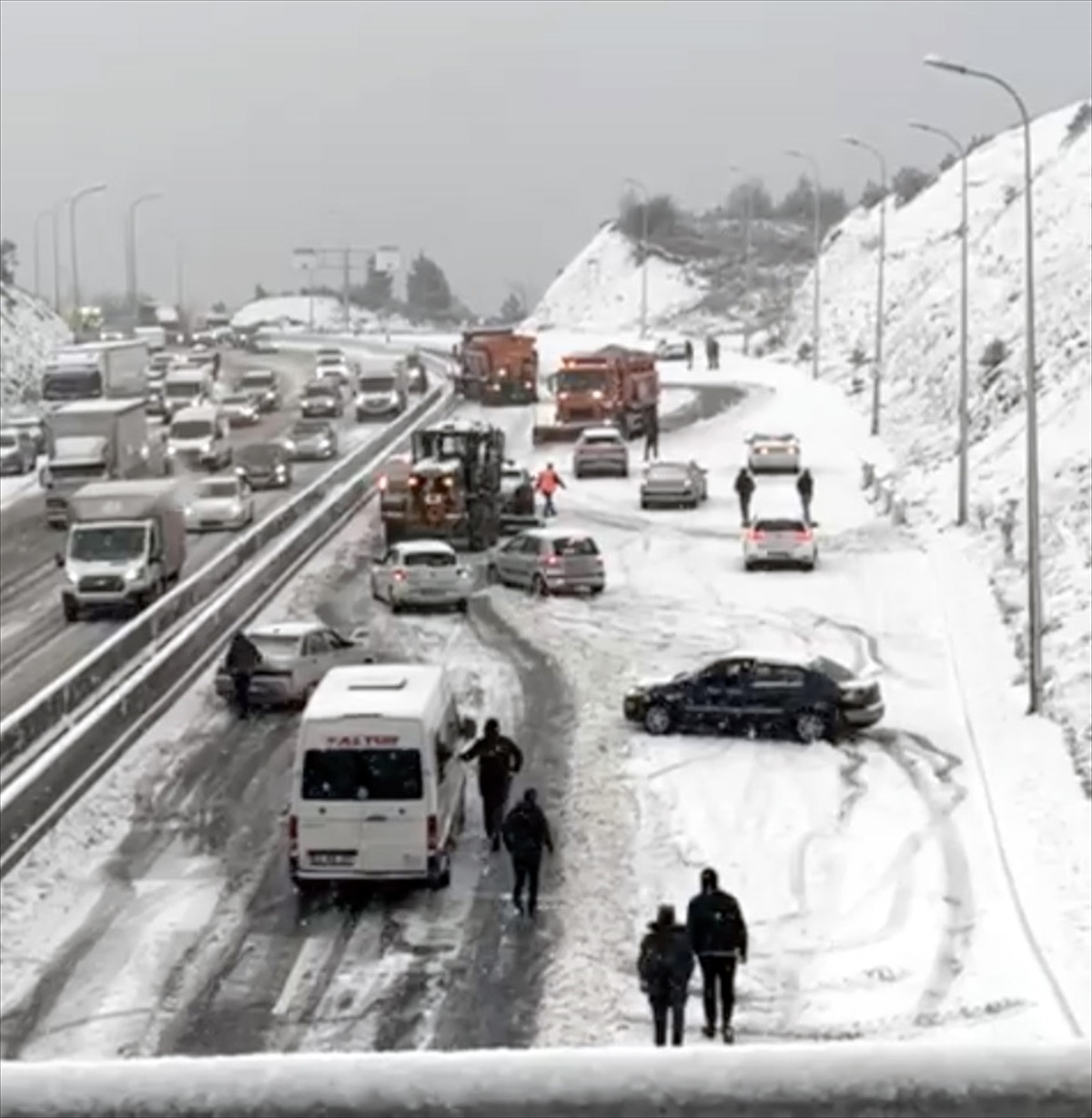 İstanbul\'da Kar Yağışı Trafiği Vurdu