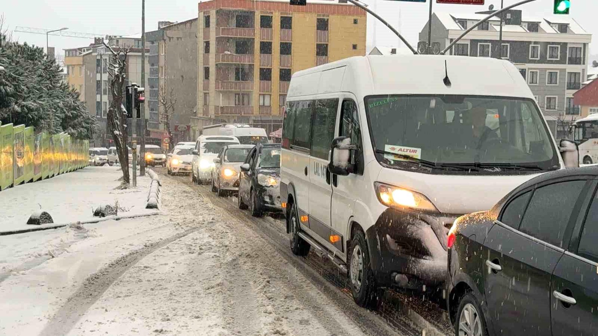 İstanbul\'da Kar Yağışı Trafiği Olumsuz Etkiledi
