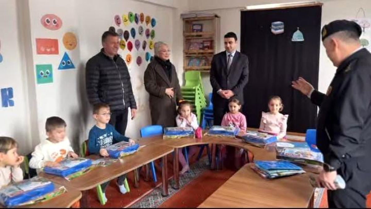 Jandarma\'dan Minik Öğrencilere Hediyeler