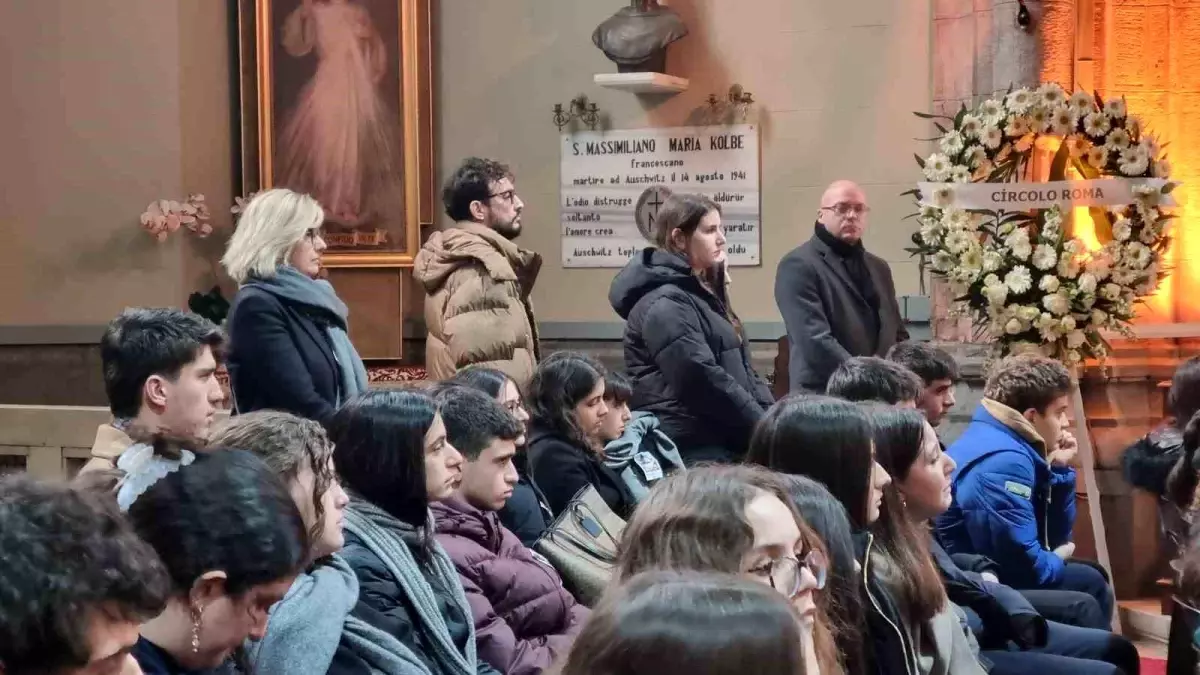 Kadıköy\'de Bıçaklanan Mattia İçin Anma Töreni