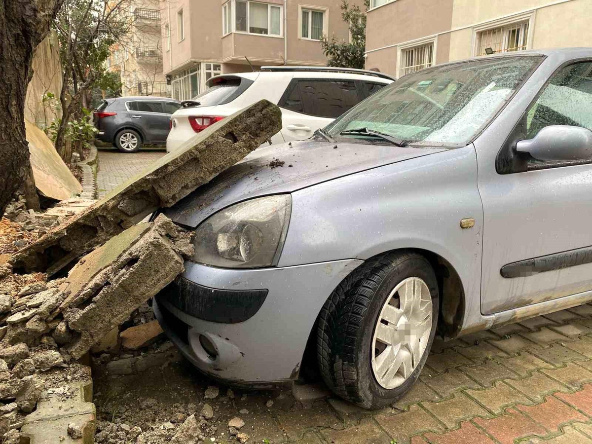 Kadıköy\'de Duvardan Araca Çökmüş