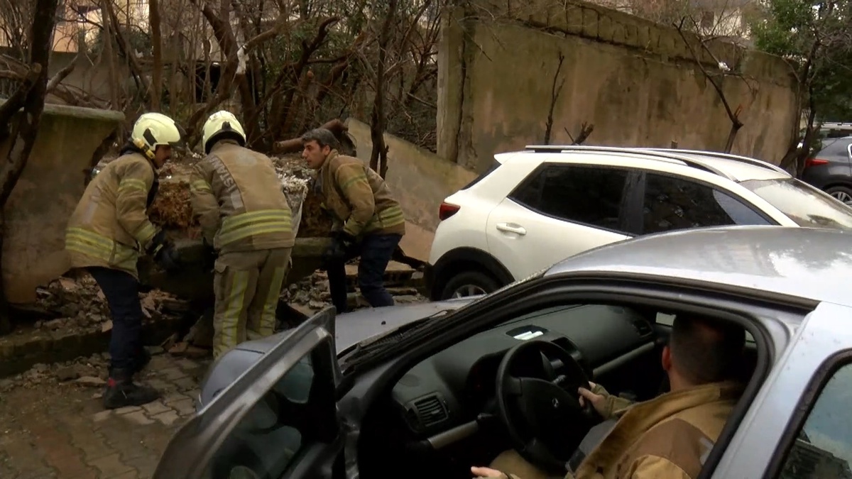 Kadıköy\'de İstinat Duvarı Otoparkta Park Halindeki Aracın Üzerine Düştü