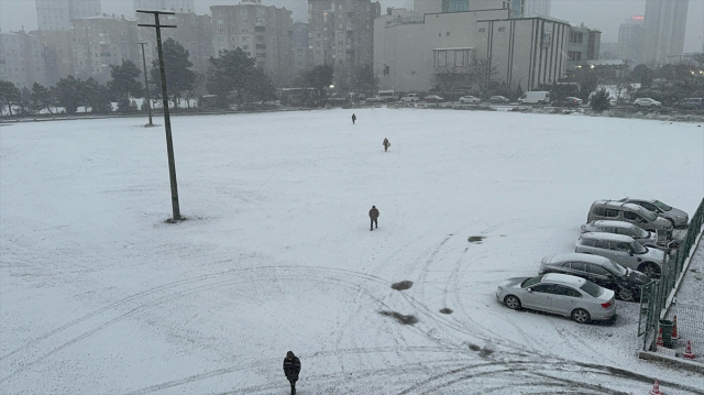 Kar yağışı nedeniyle İstanbul'da 2 ilçede okullar tatil edildi