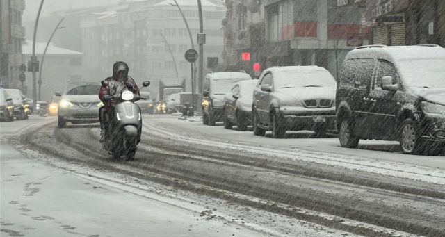 Kar yağışı nedeniyle İstanbul'da 2 ilçede okullar tatil edildi