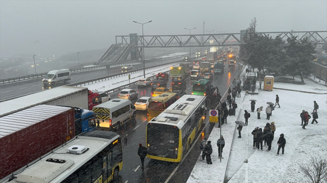 Kar yağışı nedeniyle İstanbul'da 2 ilçede okullar tatil edildi