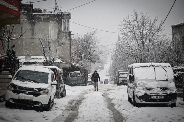 Kar yağışı nedeniyle İstanbul'da 9 ilçede okullar tatil edildi