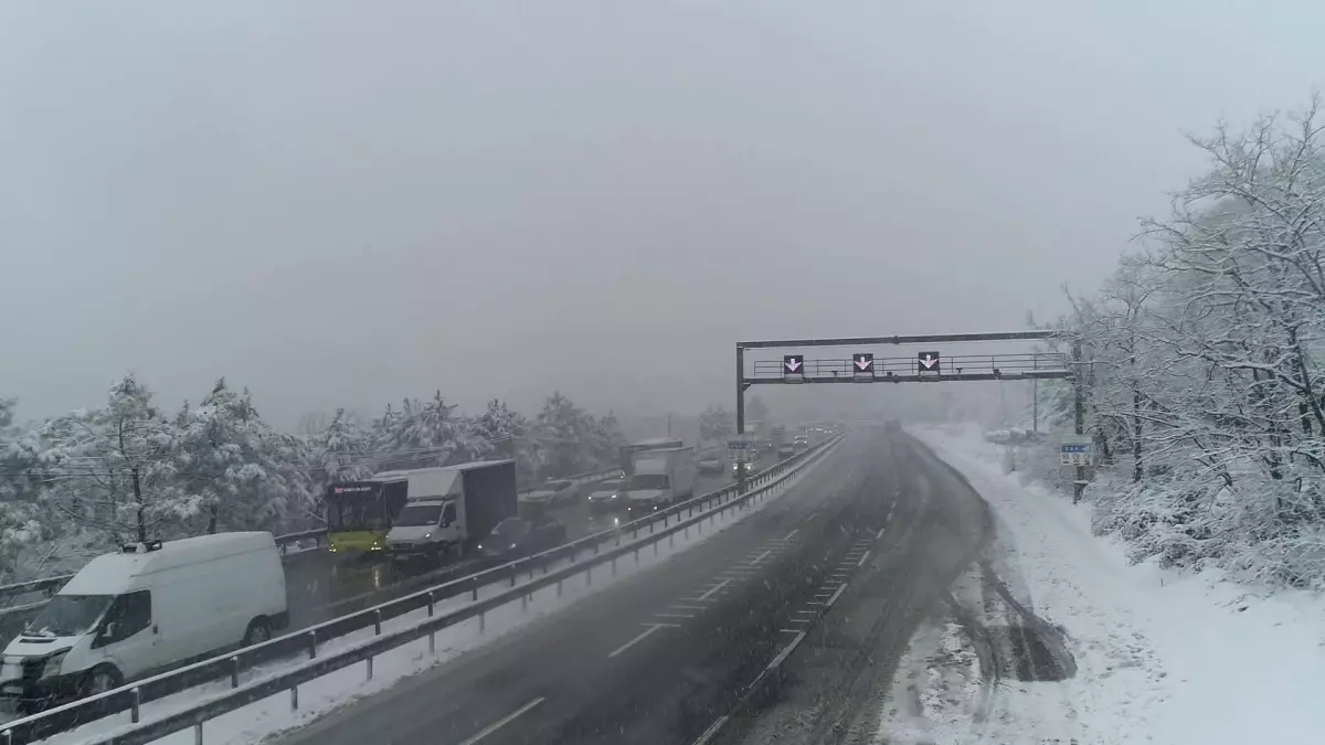 İstanbul\'da Kar Yağışı Trafiği Olumsuz Etkiliyor