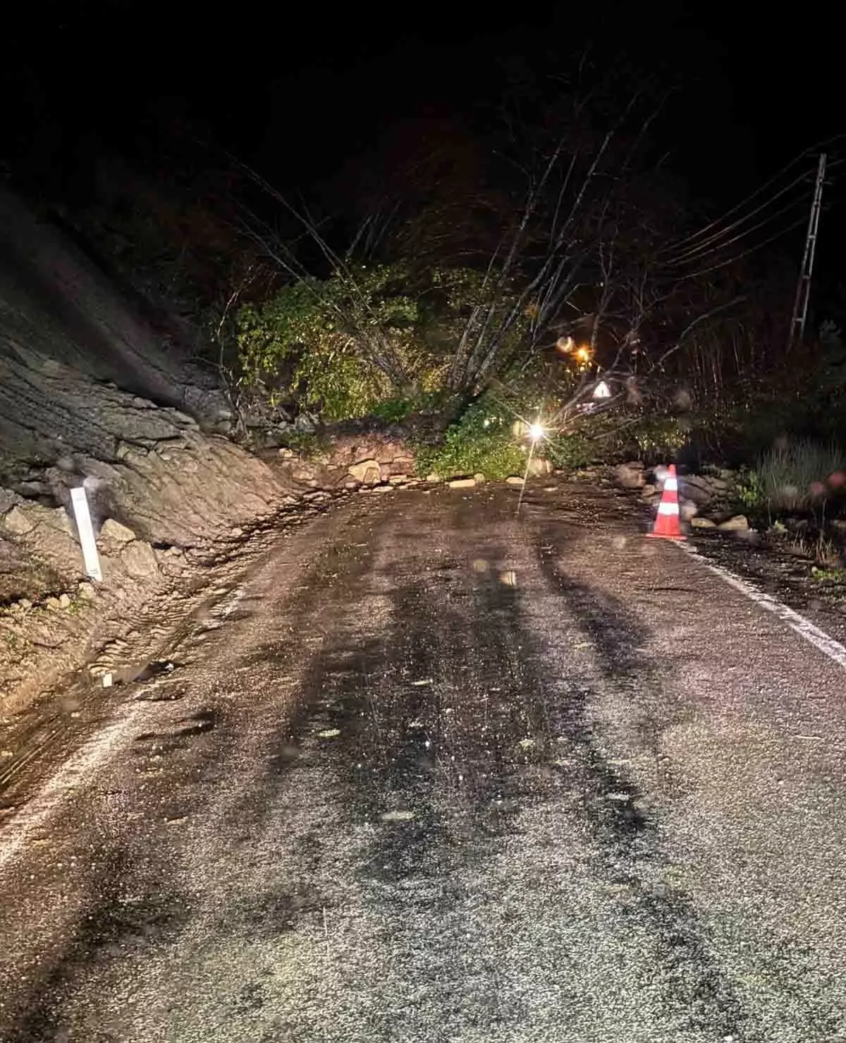 Kastamonu\'da Heyelan Nedeniyle Kapanan Yol Yeniden Ulaşıma Açıldı