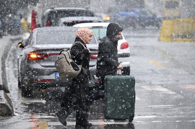 Meteoroloji saat verdi: İstanbul'da asıl kar yağışı 18.00'de başlayacak