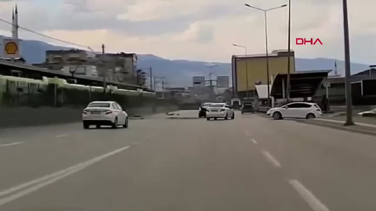 Bursa\'da Metro Hattına Çarpan Araçta Sürücü Hayatını Kaybetti