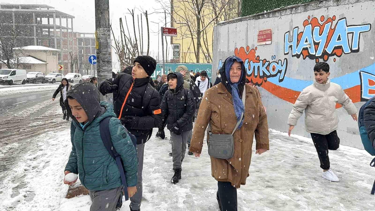 Arnavutköy\'de Kar Eğlencesi