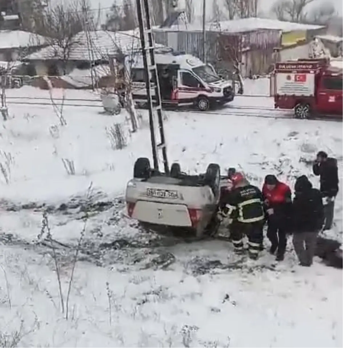 Amasya\'da Kar Yağışı Nedeniyle Trafik Kazası: Üç Yaralı