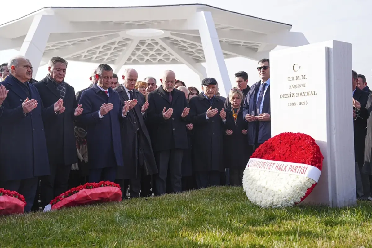 Eski CHP Genel Başkanı Deniz Baykal kabri başında anıldı