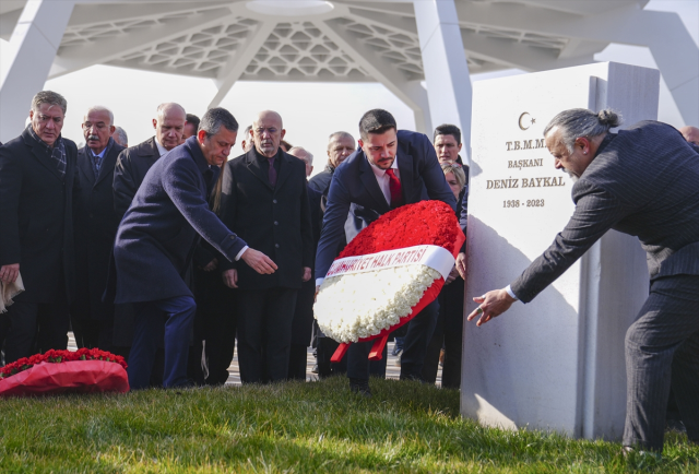 Özgür Özel, Deniz Baykal için Anma Törenine Katıldı