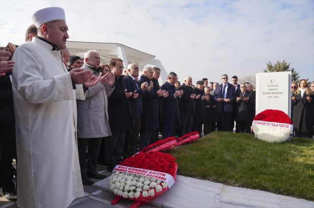 Özgür Özel, Deniz Baykal için Anma Törenine Katıldı