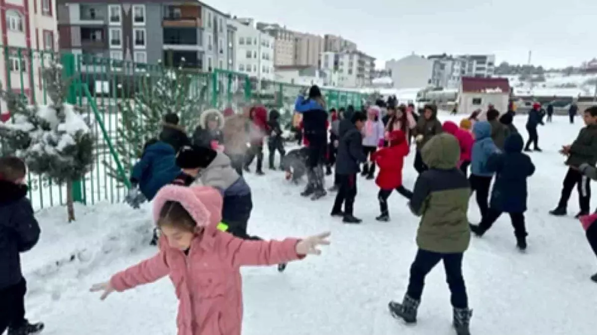 Polis ve Öğrencilerden Kartopu Savaşı