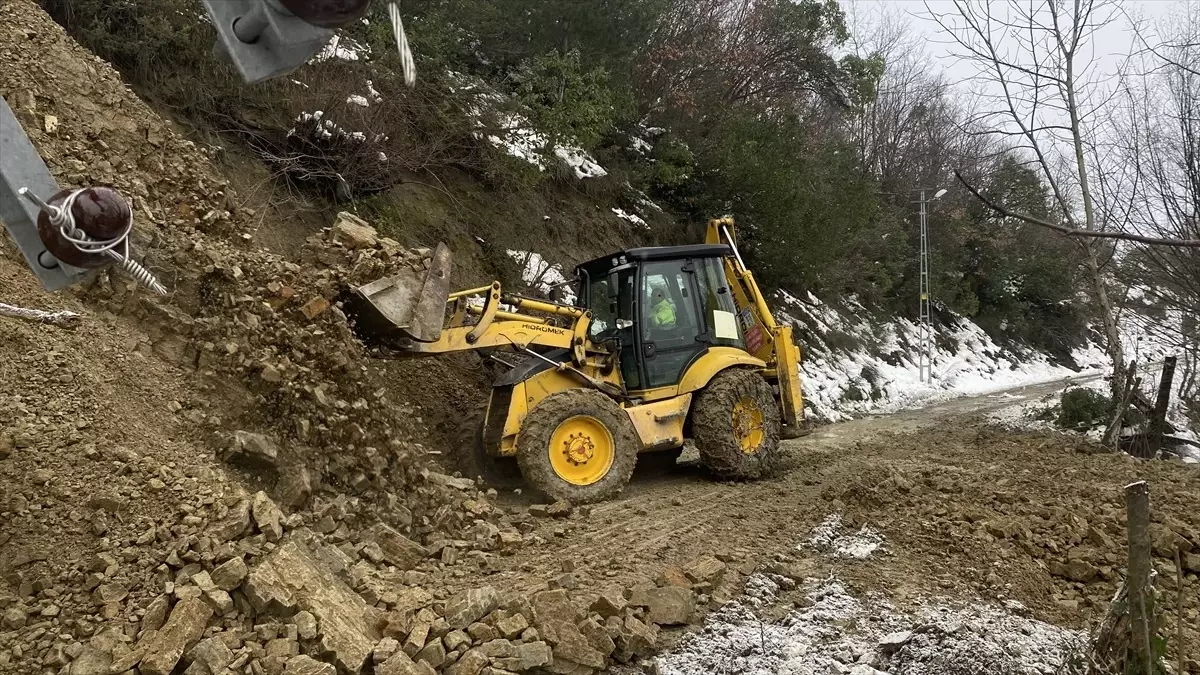 Toprak Kayması Kapanan Yol Açıldı