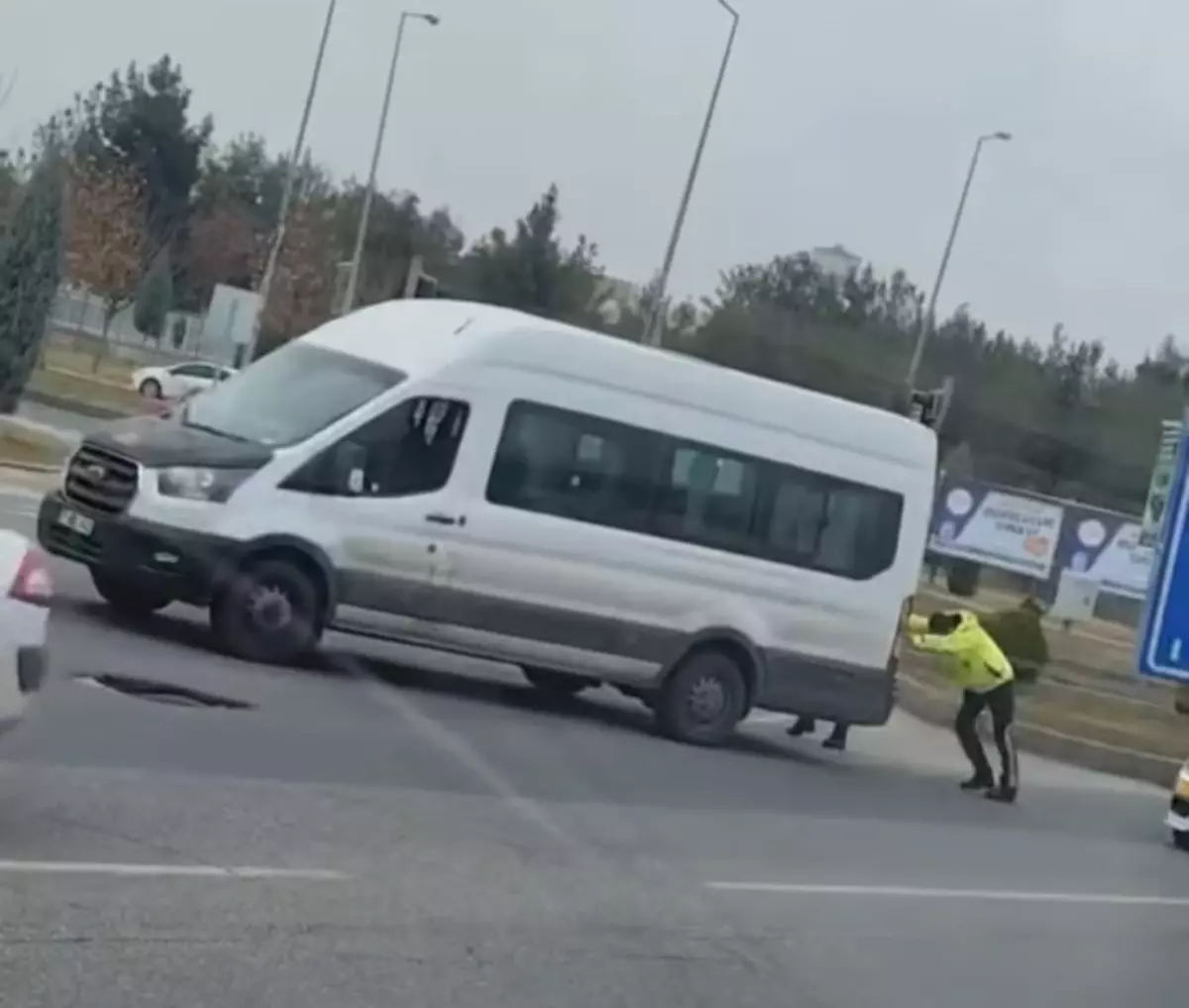 Diyarbakır Trafik Polisi, Arızalanan Minibüsü İttirdi