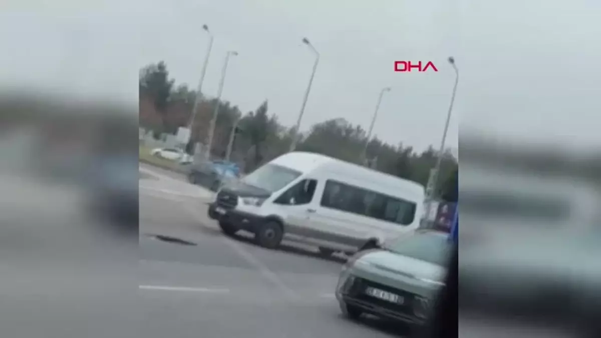 Diyarbakır\'da Trafik Polislerinin Minibüs Yardımı