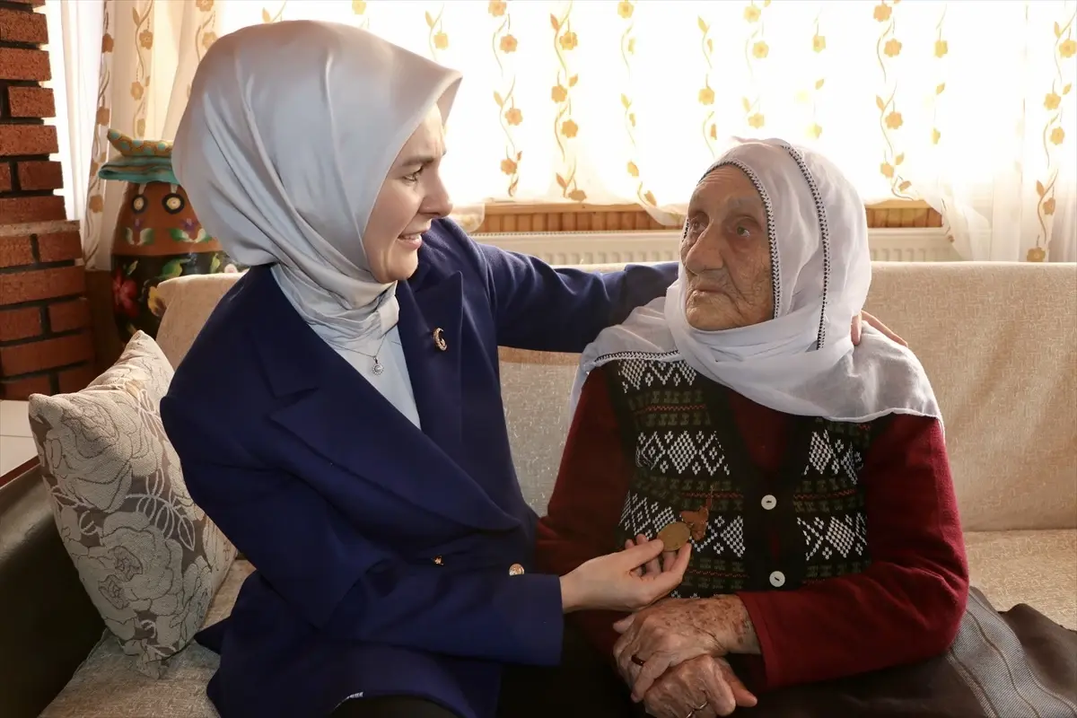 Aile ve Sosyal Hizmetler Bakanı Göktaş, 113 yaşındaki Güllü nineyi ziyaret etti