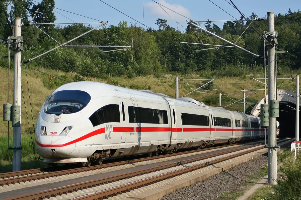 Hamburg\'da Tren ve TIR Çarpıştı: 1 ölü, 11 yaralı