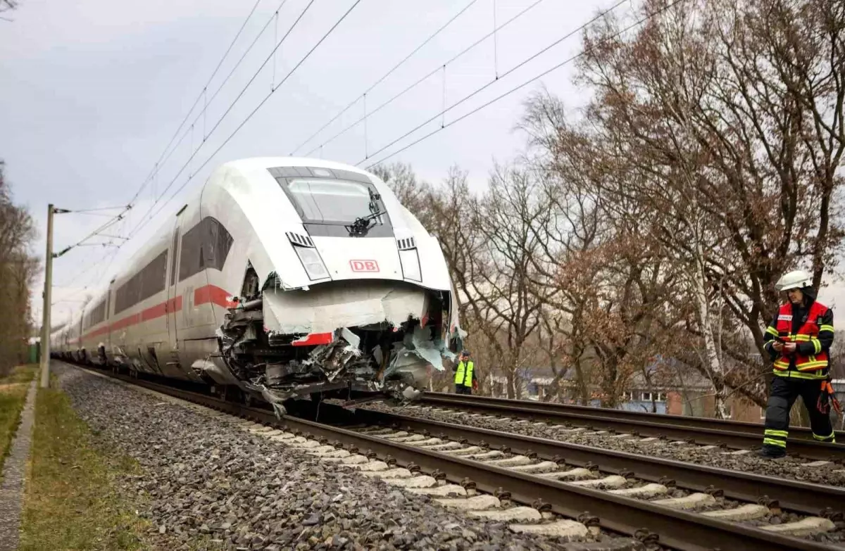 Hamburg\'da Tren ve Tır Çarpıştı: 1 Ölü, 25 Yaralı