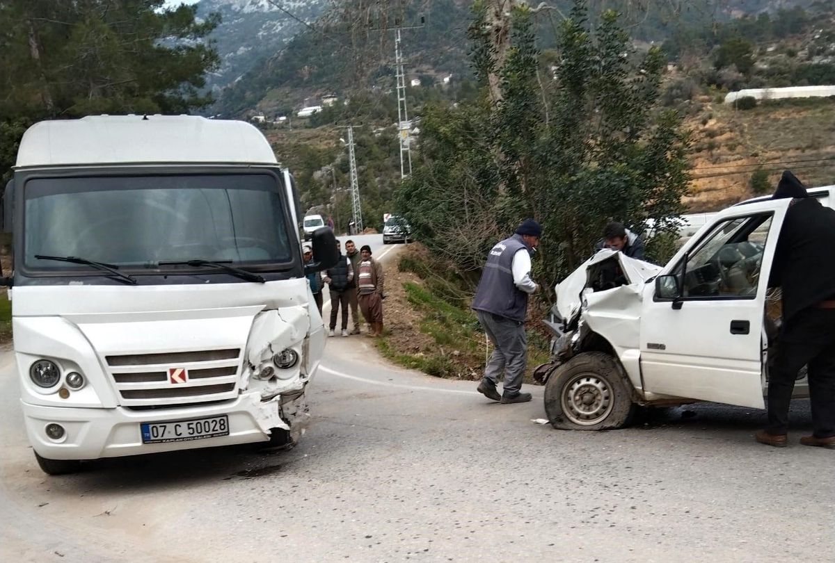 Antalya\'da Öğrenci Servisi Kazası