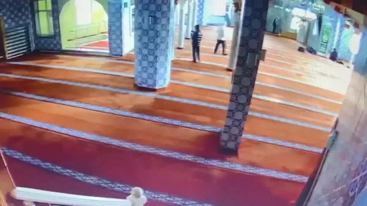 Başakşehir\'de Cami Önünde Kanlı Saldırı