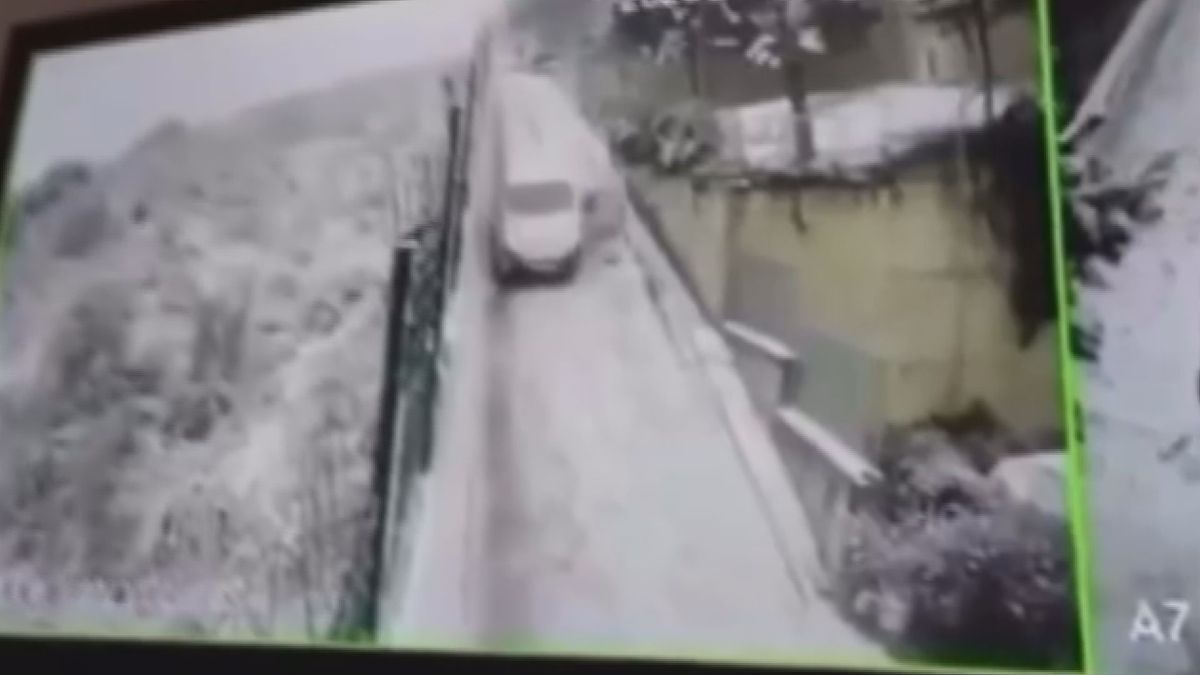 Başakşehir\'de Karla Kapanan Yokuşta Otomobil Kaydı, Sürücü Atladı
