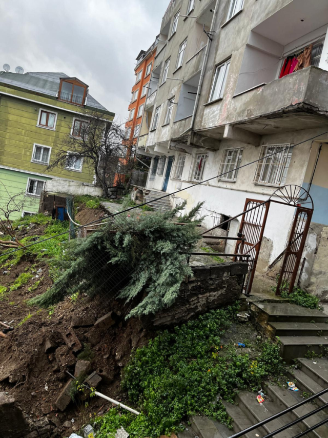 Beyoğlu'nda istinat duvarı çöktü, iki bina boşaltıldı