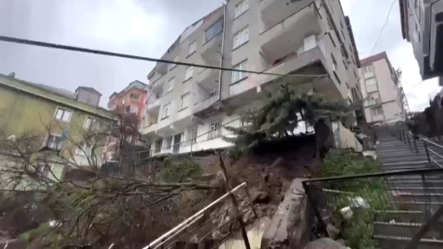 Beyoğlu'nda istinat duvarı çöktü, iki bina boşaltıldı