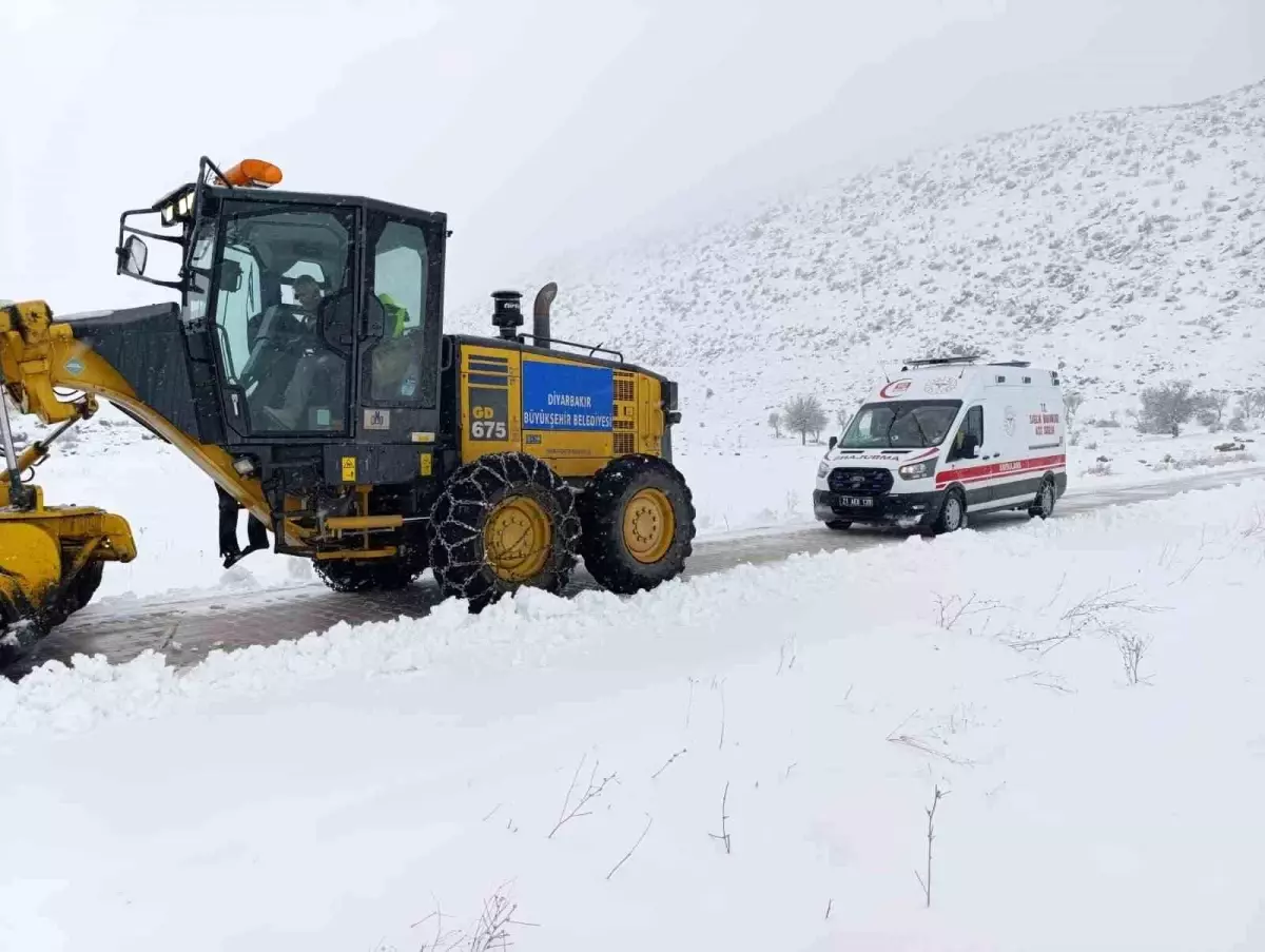 Diyarbakır\'da Kar Yağışı Nedeniyle Kapalı Yollar Açıldı, İki Hasta Hastaneye Ulaştırıldı