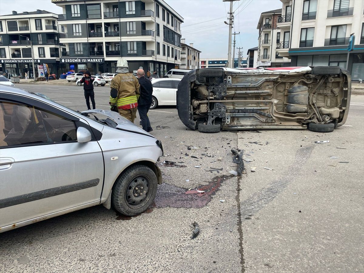 Düzce\'de hafif ticari araç ile otomobilin çarpıştığı kazada 2 kişi yaralandı