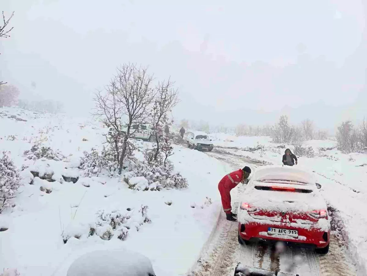 Eğil Belediyesi, Kar Yağışı Nedeniyle Mahsur Kalan Vatandaşı Hastaneye Ulaştırdı