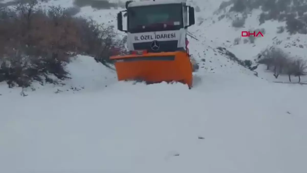 Elazığ\'da Kar Sebebiyle Kapanan Köy Yolları Açılıyor