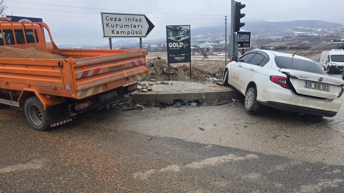 Elazığ\'da Kamyonet ile Otomobil Çarpıştı: 5 Yaralı