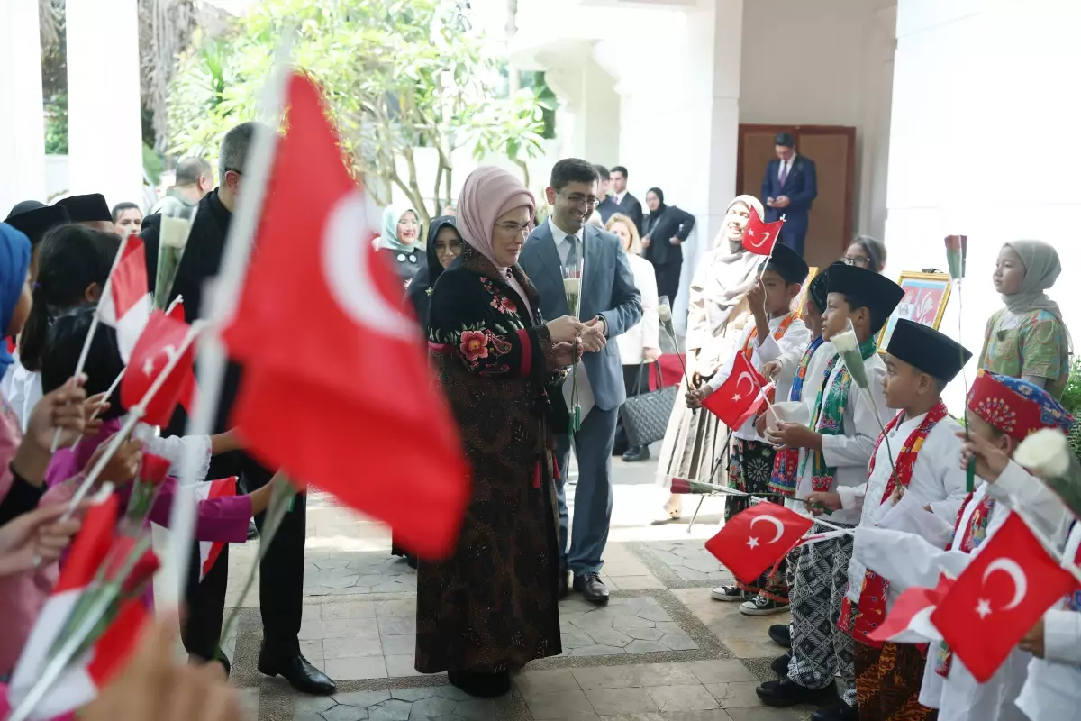 Emine Erdoğan, Endonezya\'da Yunus Emre Enstitüsü\'nü ziyaret etti