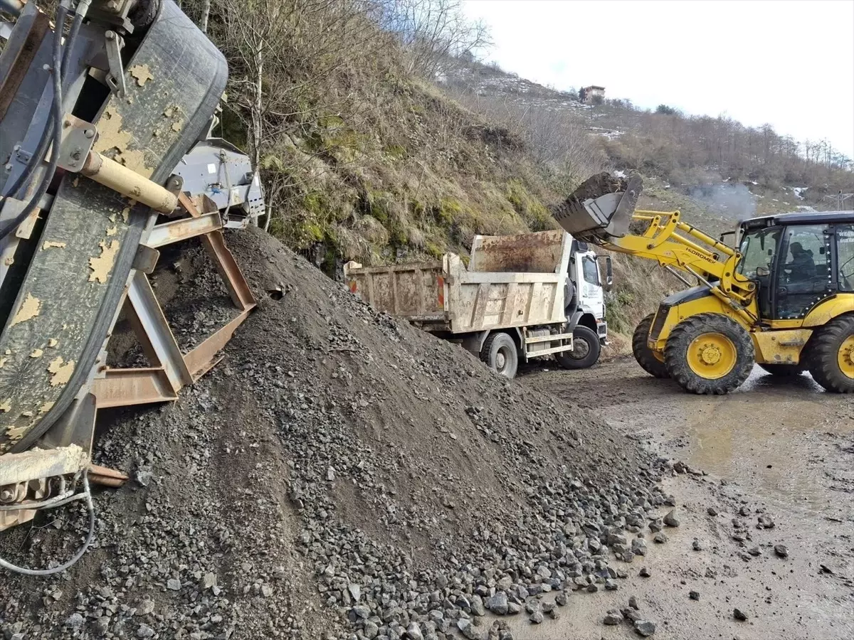 Giresun\'da Heyelan Kaya Parçaları Yol Çalışmalarında Kullanılıyor