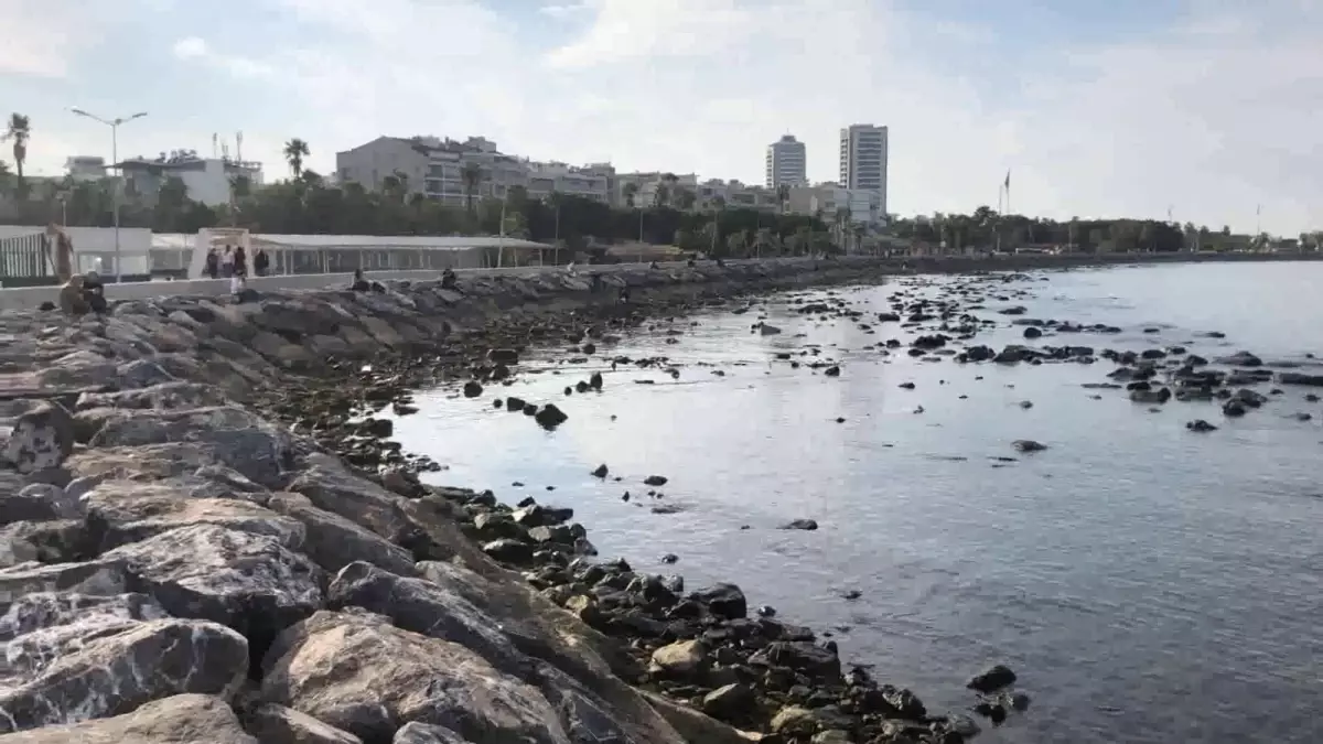 İskenderun\'da Deniz Suyu 15 Metre Çekildi