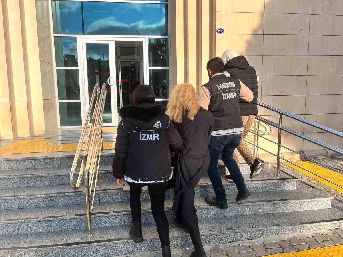 İzmir\'de Narko-Terör Operasyonu: 40 Gözaltı