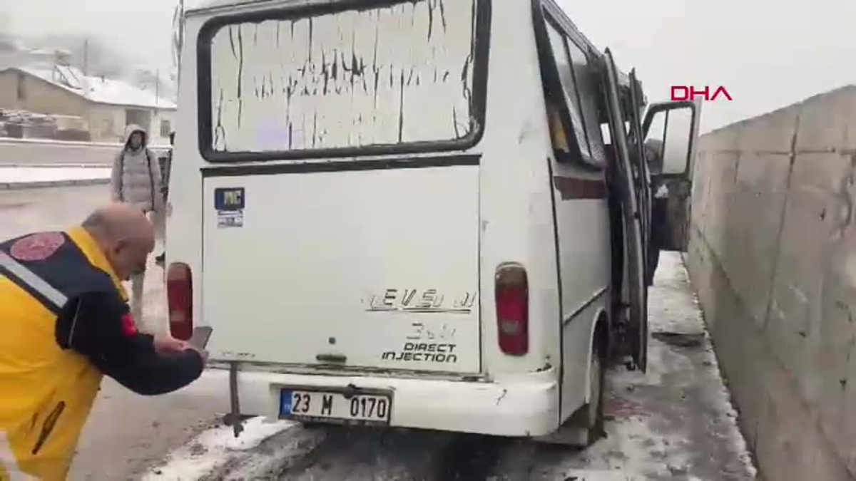 Elazığ\'da Kar Yağışı Nedeniyle Minibüs Kazası: 6 Yaralı
