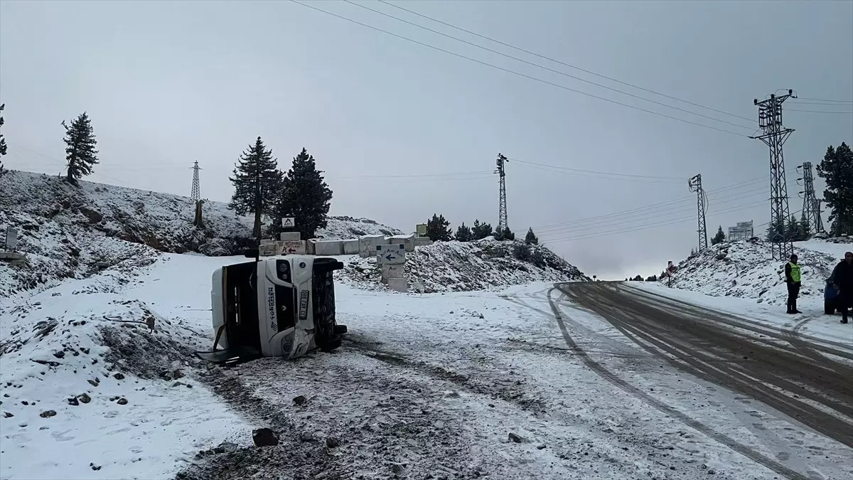 Mersin\'de servis minibüsü yan yattı, feci kaza kameraya yansıdı