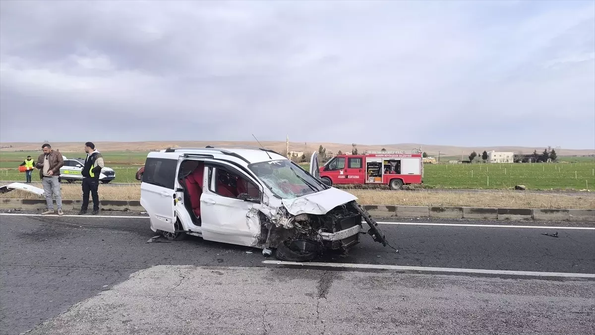 Mardin\'de Trafik Kazası: 3 Yaralı