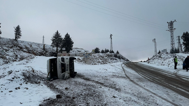 Mersin'de Okul Servisi Devrildi, 7 Kişi Kurtuldu